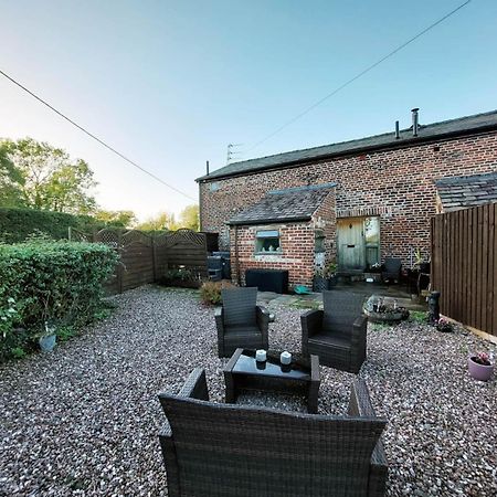 Villa The Old Mill Barn With Hot Tub And Private Use Of Heated Pool Wirral Exterior foto
