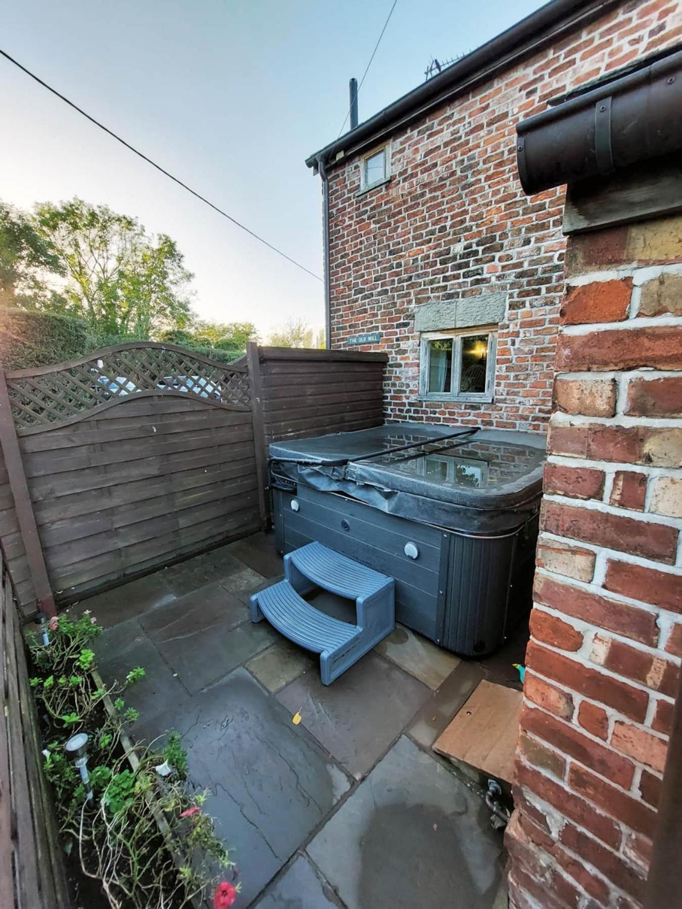Villa The Old Mill Barn With Hot Tub And Private Use Of Heated Pool Wirral Exterior foto