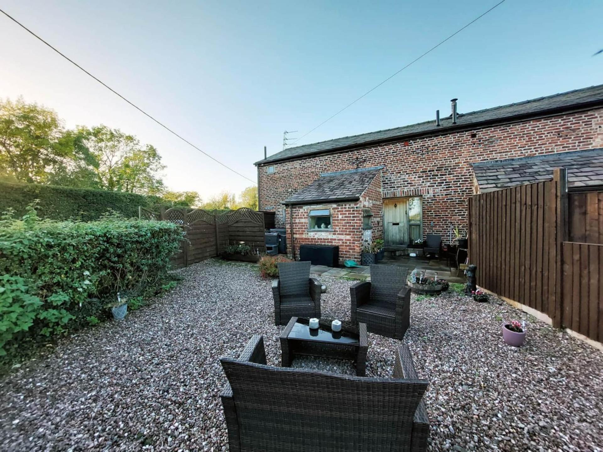 Villa The Old Mill Barn With Hot Tub And Private Use Of Heated Pool Wirral Exterior foto